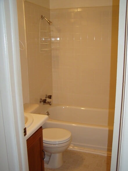 Building Photo - 106 Woodland Ct