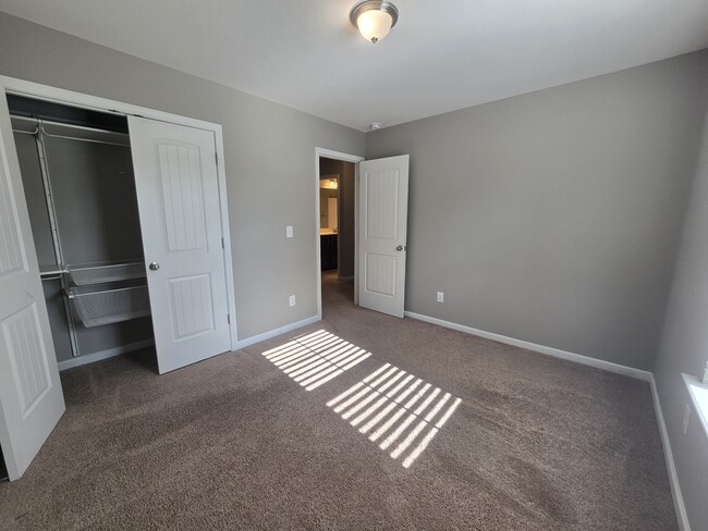 Building Photo - 3917 Valley Side Ct
