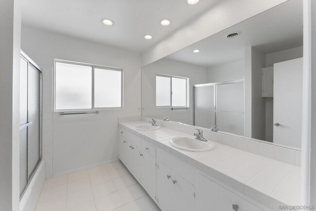 Building Photo - 5995 La Jolla Corona Dr