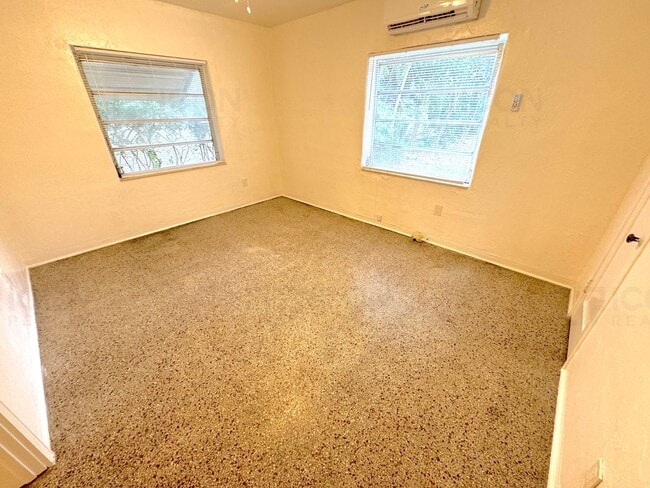 Building Photo - 501 SE 12th Ct