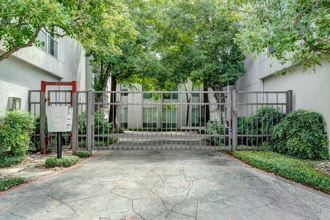 Building Photo - 3107 Greenbriar Dr
