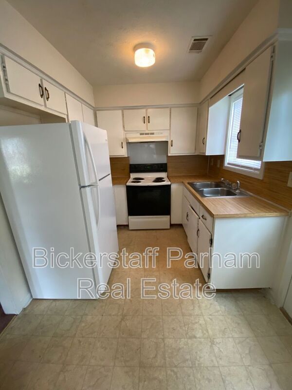 Building Photo - 935 Pembrook Dr