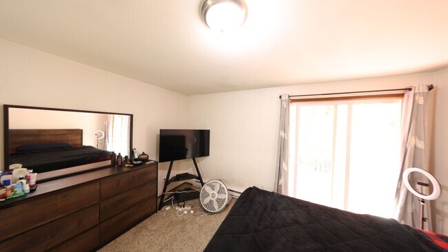 Building Photo - 3 Bed 2 Bath - Large Deck - Per Friendly -...