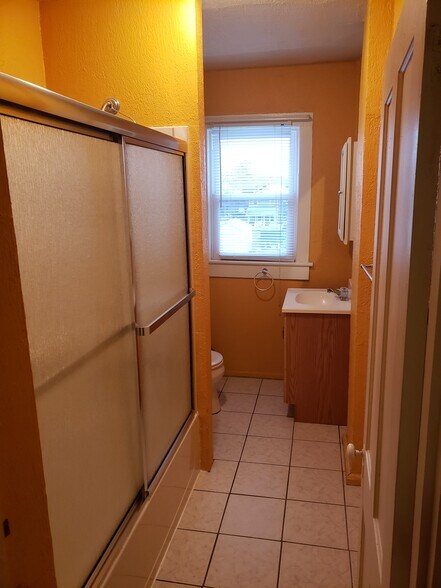 Full Bathroom - 86 W Union St