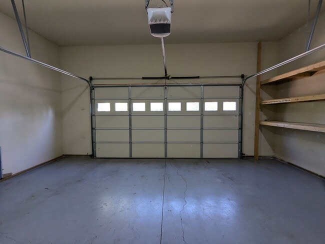 Building Photo - Gorgeous single-level 2x2 with an office\t...