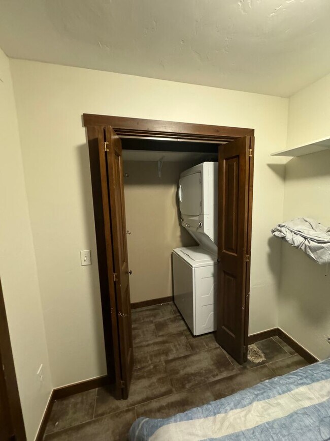 Building Photo - Woodworks Townhome- 3 Bedroom/3 Bath Unit w/Updated kitchen on the Bus Route