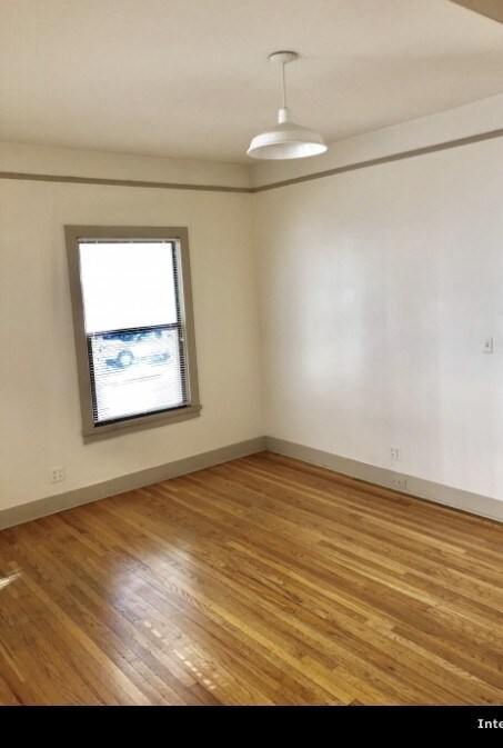 Building Photo - Snyder/Duke Apts - 2 bedrooms