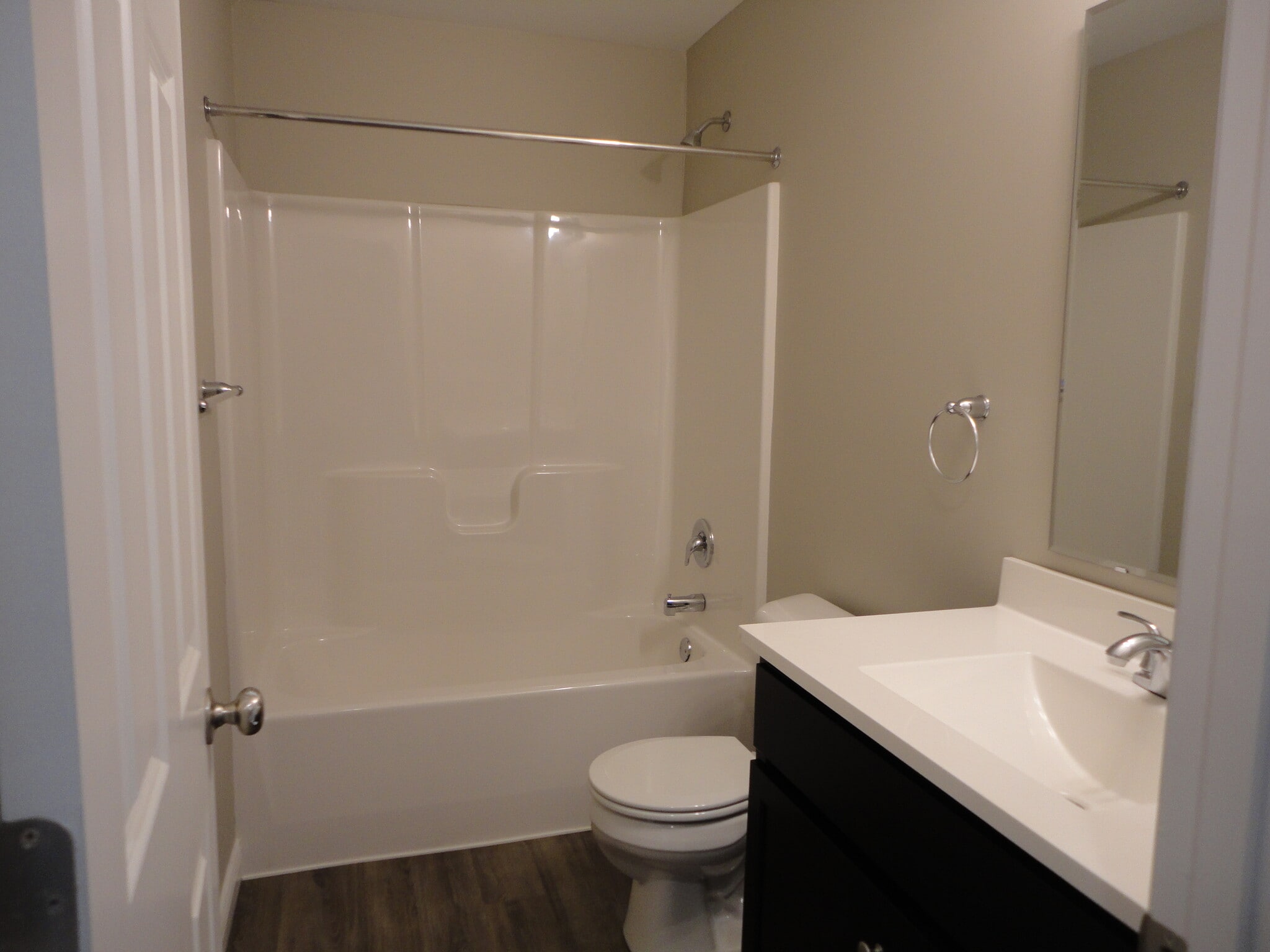 Hall bathroom - 3130 Burlew Blvd