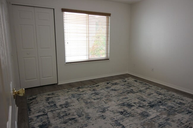 Building Photo - 2 Bedroom Townhome for Rent