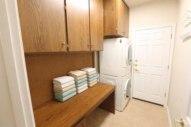 Building Photo - 233 Bonham Loop