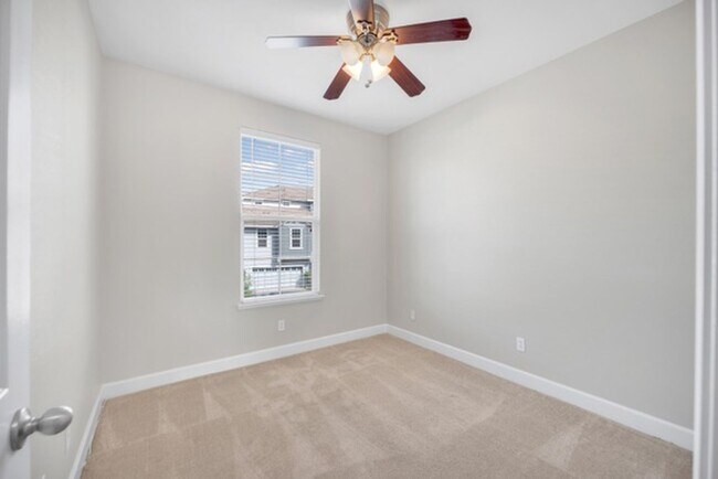 Building Photo - Townhouse - Beautiful 4bdrm, 3 bath - Rocklin