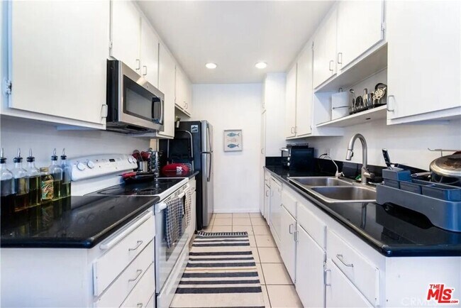 Building Photo - 5460 White Oak Ave
