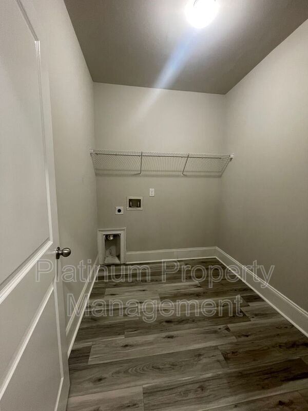 Building Photo - 5180 Mirror Lake Dr