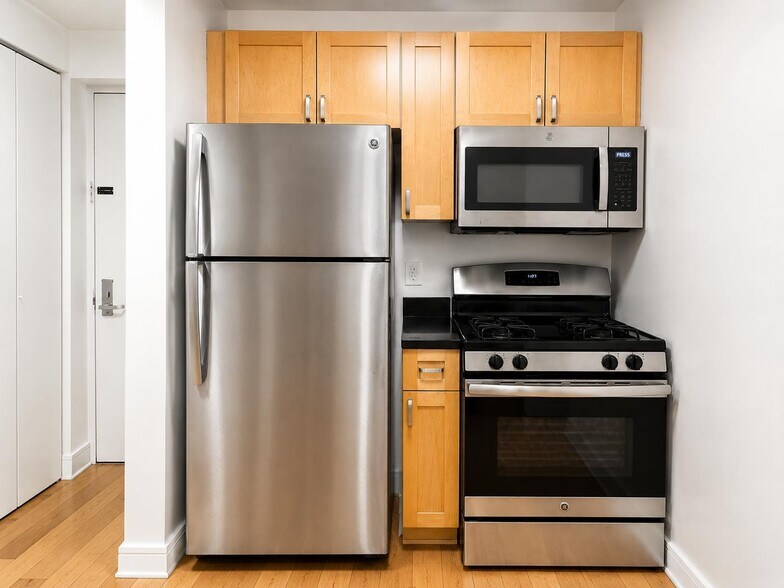 Building Photo - 323 W 96th St
