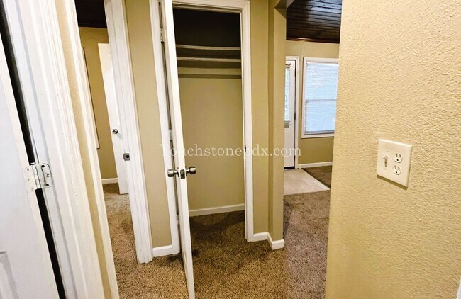 Building Photo - Cozy Urban Living: 2BD/1BA in Brentwood-Da...