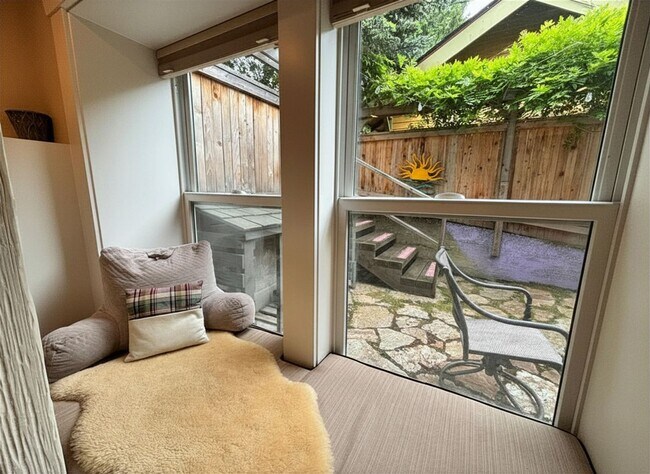 Building Photo - 4Bd/2.75Ba Seattle Home