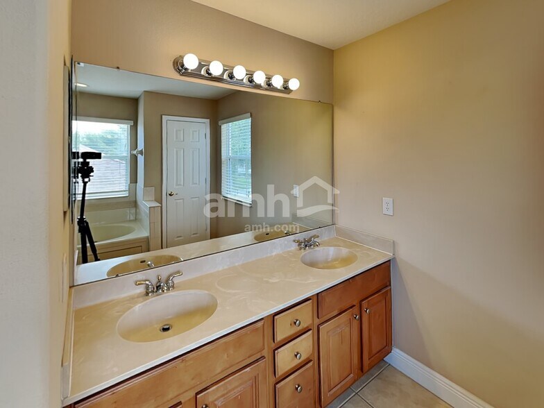 Building Photo - 11177 Creek Haven Dr