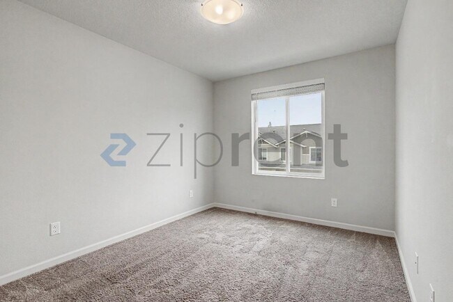 Building Photo - Unit