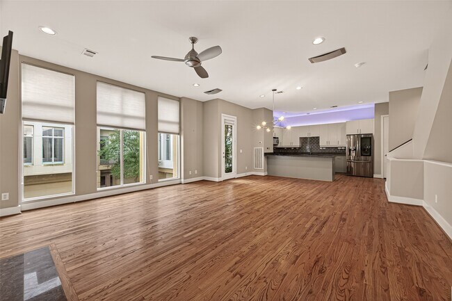 Building Photo - 1112 Columbus St