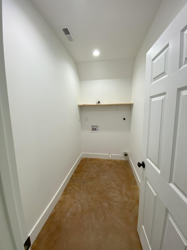 Building Photo - 404 Elm Ave