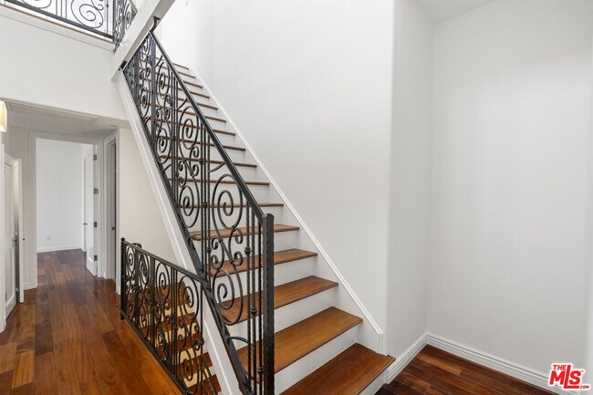 Building Photo - 744 N Alfred St