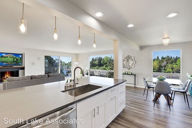Building Photo - 2 br, 1 bath House - 3200 W. Commodore Way...