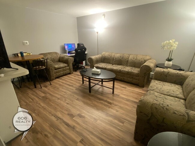 Building Photo - Clean Cozy Apts on Ruby!