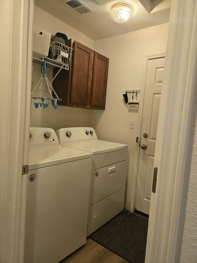 Building Photo - 3BR 2 BA available Feb 1st