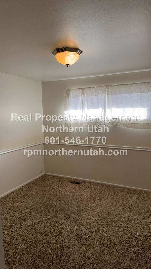 Building Photo - 5 Bedroom 2 Bath Home In Kaysville Available!