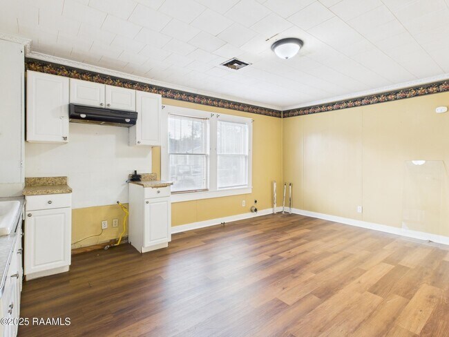 Building Photo - 413 Dorothy St