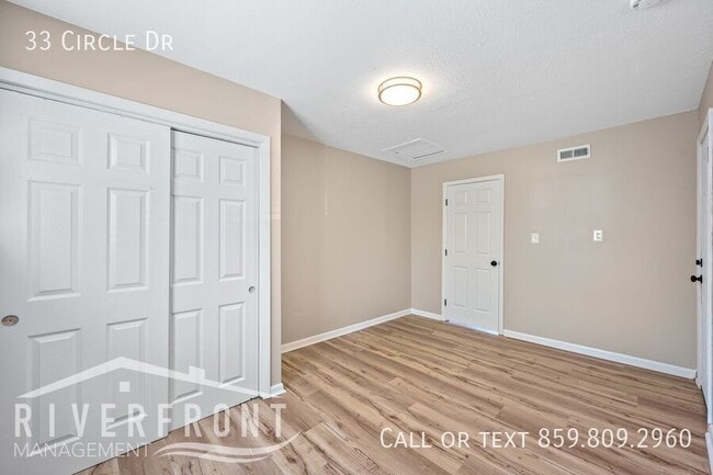 Building Photo - 33 Circle Dr