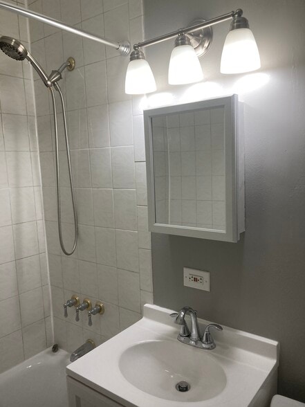 bathroom - 2319 W 25th St