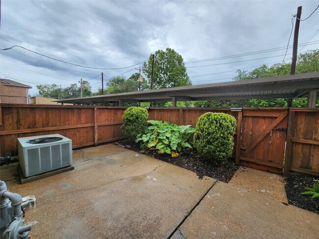 Building Photo - 8848 Kempwood Dr