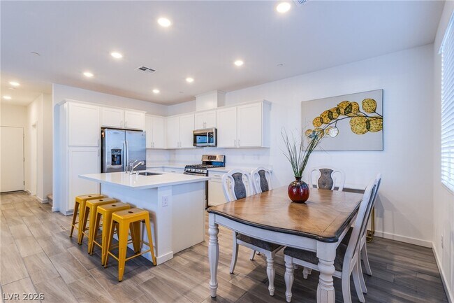 Building Photo - 145 Aqua Cmns