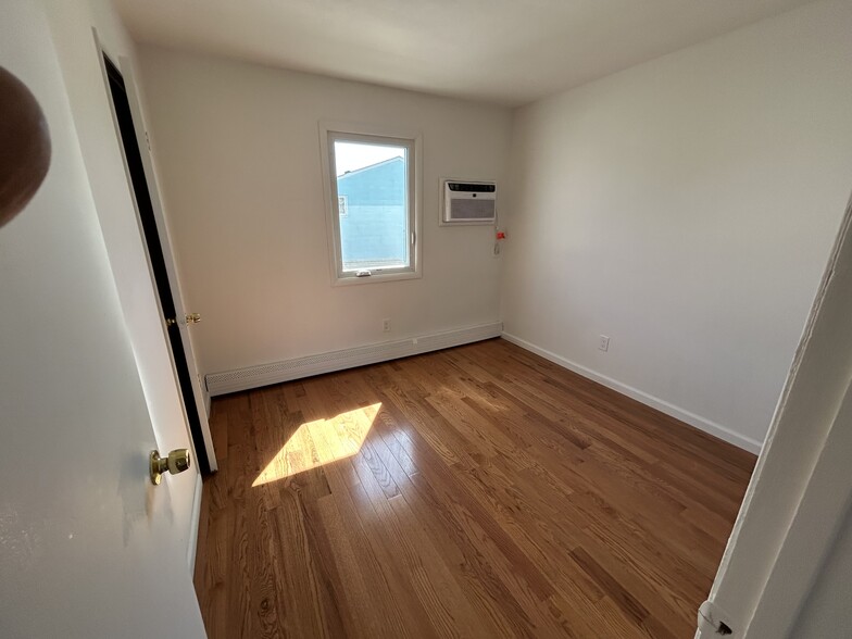 Building Photo - 405 Massapequa Ave