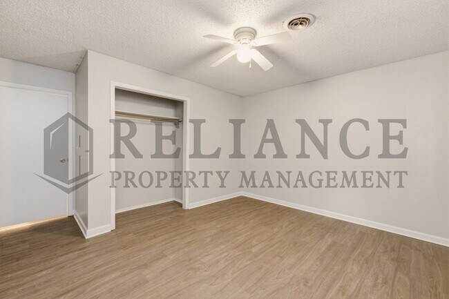 Building Photo - 903 E Osie St