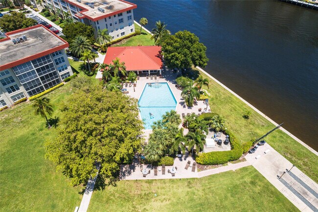 Building Photo - 3180 NE 48th Ct