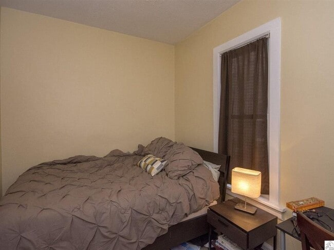 Building Photo - AVAILABLE April! - 4 Bed, 2 Bath Bright & Spacious Home