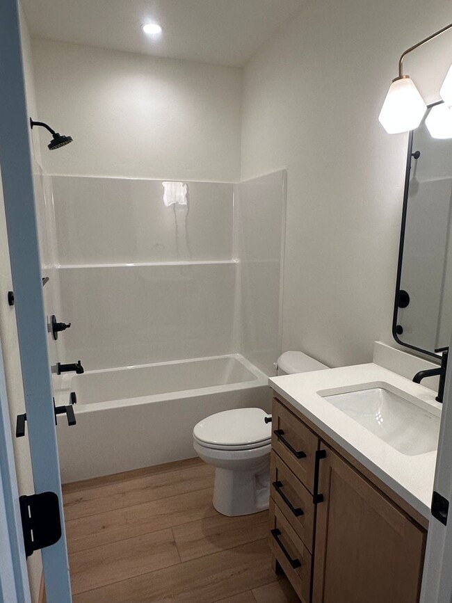 Building Photo - New 3 bed 3 bath w/garage for Rent - Kalispell Townhouse