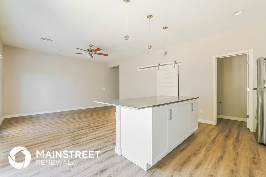 Building Photo - 1119 S Stapley Dr