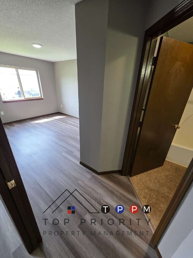 Building Photo - 3 Bedroom | 2 Bathroom Unit Available RIGH...