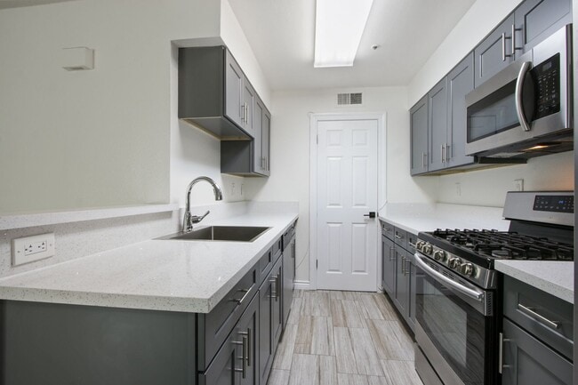 Building Photo - Beautiful 2-Bedroom, 2-Bath Condo in Prime Fullerton Location