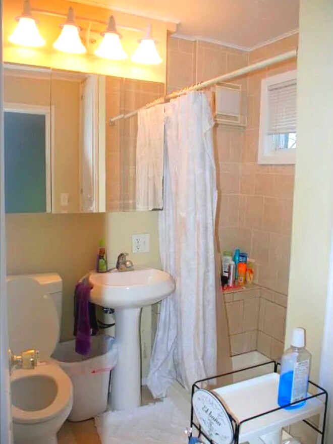 Building Photo - 2080 Roblyn Ave