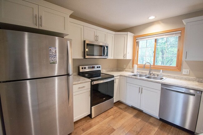 Building Photo - Bright Townhome with Fireplace & Nature Views