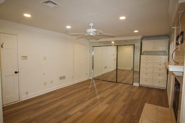 Building Photo - 4104 N Ivy Rd NE