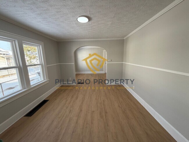 Building Photo - 711 W 22nd St