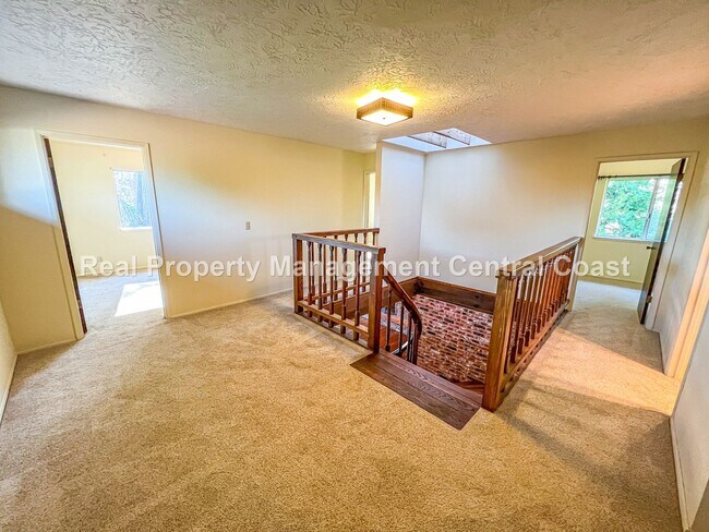 Building Photo - AVAILABLE OCTOBER - Large 4 Bedroom / 3 Ba...