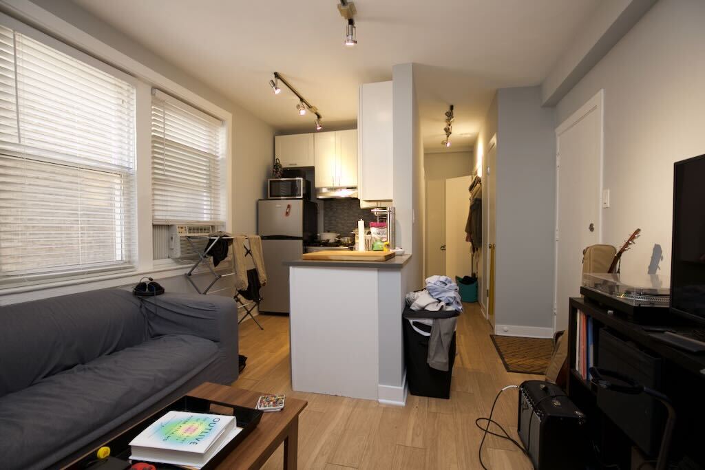 Building Photo - 549 W Belmont Ave