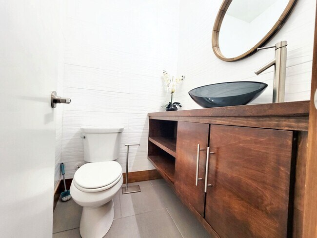 Building Photo - 325 Southwind Rd