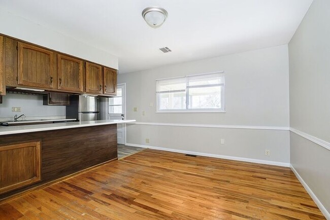 Building Photo - 3 Bedroom Home With Spacious Fenced Yard i...